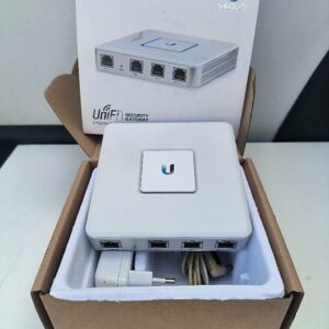 Passerelle de sécurité réseau de marque UBIQUITI, modèle UniFi Security Gateway (USG), avec 3 ports Ethernet Gigabit 10/100/1000 Mbps et 1 port console RJ45. Non testé. Localisation : 30 rue Beauregard 60440 Nanteuil-le-Haudouin