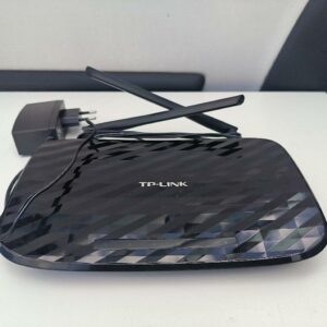 Routeur Wi-Fi de marque TP-LINK, modèle Archer C2, AC750 double bande, avec 1 port WAN Gigabit, 4 ports LAN Gigabit et 1 port USB 2.0, équipé de 2 antennes externes amovibles. Non testé. Localisation : 30 rue Beauregard 60440 Nanteuil-le-Haudouin