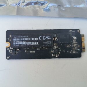 Disque SSD interne de marque APPLE, au format propriétaire, avec connecteur PCIe, destiné aux ordinateurs Apple. Non testé. Localisation : 30 rue Beauregard 60440 Nanteuil-le-Haudouin