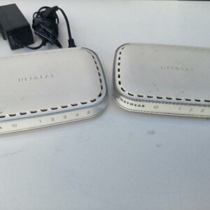 Lot de 2 Switch réseau non manageable de marque NETGEAR, modèle ProSafe FS605v3, avec 5 ports Ethernet 10/100 Mbps. Sans câble d'alimentation. Non testé. Localisation : 30 rue Beauregard 60440 Nanteuil-le-Haudouin