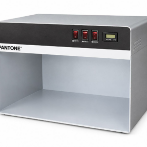 Cabine de lumière de contrôle colorimétrique de marque X-RITE / PANTONE, modèle PANTONE 3, équipée de 3 sources lumineuses pour l’évaluation visuelle des couleurs. Dimensions : environ 69 x 50 x 42 cm. Vendue avec sa notice. Non testé. Localisation : 30 rue Beauregard 60440 Nanteuil-le-Haudouin