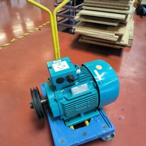 Moteur électrique triphasé de marque BROOK CROMPTON, type TU-DF 160 M/4, puissance 11 kW, vitesse de rotation 1 470 tr/min à 50 Hz, avec poulie à plusieurs gorges. Posé sur son support mobile.