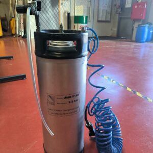 Réservoir sous pression de marque PNR Italia, modèle UMR 0190, en acier inoxydable, capacité : 19 L, équipé d’un manomètre, d’un régulateur de pression et de raccords pneumatiques, avec flexible. Non testé.