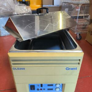Bain-marie agité de laboratoire de marque GRANT, modèle OLS200, à agitation orbitale ou linéaire, capacité minimale de travail : 9 L, plage de température : 0 à 99 °C, avec réglage numérique de la température et de la vitesse d’agitation. Non testé
