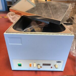 Bain-marie de laboratoire de marque STUART, modèle SWB3D, capacité 24 L, avec cuve inox, couvercle métallique isolant et réglage de température jusqu’à 100 °C. Non testé