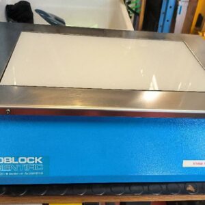 Transilluminateur à lumière blanche de marque VILBER LOURMAT, modèle TFX-35 WL. Non testé. Dim : 15 x 47 x 37 cm.