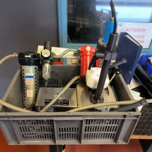 Sertisseuse pneumatique de laboratoire de marque SOCOGÉ INTERNATIONAL, destinée au sertissage de flacons et pompes. Non testé