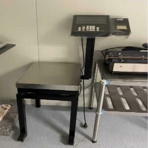 Balance électronique de précision de marque SAUTER, avec plateau de pesée en acier inoxydable et afficheur numérique sur colonne. Destinée à la pesée de matériaux. Structure métallique. Non testé