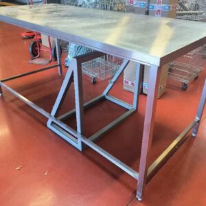 Table de travail professionnelle en acier inoxydable, avec plan de travail supérieur. Dim : 90 x 190 x 85 cm.