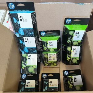 Lot de cartouches d’encre de marque HP, comprenant 3 cartouches n°45, 1 cartouche n°57, 1 pack de cartouches n°932/933, 2 cartouches n°23, 1 cartouche n°29, 1 cartouche n°49 et 1 cartouche n°56, dans leurs emballages d’origine.