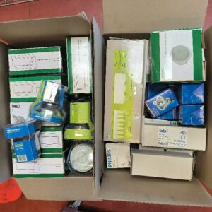 Lot de luminaires et lampes, comprenant notamment des spots encastrés fluorescents de marque LØwatt, prévus pour 3 lampes fluocompactes E27, des downlights LED MEGAMAN modèle INT04152 10 W IP23, des lampes PAR38 PHILIPS 80 W, des lampes de marque ABI modèle AL55070CL 70 W et des lampes halogènes CLAUDE 230 V, modèle Facette 80, 75 W, culot E27.