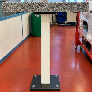 Table anti-vibratoire de laboratoire avec plateau et socle en granit, montée sur un pied central métallique, avec roulettes pour déplacement. Surface destinée à la pesée de précision et aux équipements sensibles aux vibrations. État d’usage.

table en marbre refaire une belle photo dim : 93x50x50 cm