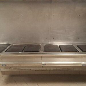 Ligne de cuisson suspendue de marque Rosières avec 6 plaques en fonte et 2 en vitrocéramique avec tableau de commande déporté. 60 x 290 x 90 cm.