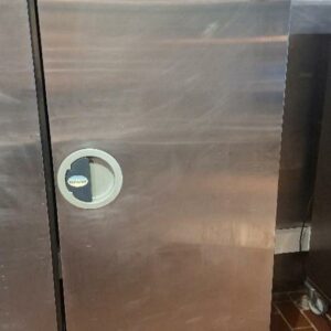Armoire chaude sur roulettes de marque Tournus Équipement modèle Roll Service 507481, à 20 niveaux. 188 x 68 x 86 cm.