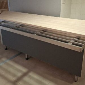 Placard réfrigéré avec plateau en bois (rajouté). 93 x 300 x 120 cm avec rail à plateaux.