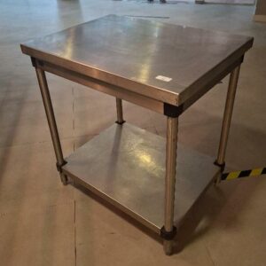 Table de préparation en inox alimentaire avec plateau en partie basse. 87 x 80 x 60 cm.