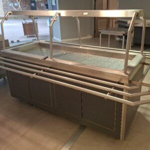 Buffet réfrigéré de marque Arcométal avec rail à plateaux. 155 x 267 x 145 cm