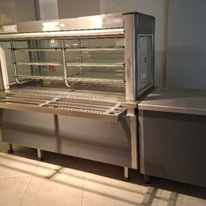 Vitrine présentoir réfrigérée fermant à rideau coulissant, éclairage 2 néons, 6 tablettes en verre. 175 x 200 x 120 cm avec rail à plateaux. Groupe froid déporté dans meuble adjacent. (90 x 80 x 80 cm)