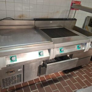 Ligne de cuisson de marque HMI THIRODE avec plancha lisse, grill et chauffe-frites. 144 x 200 x 89 cm. (usures)