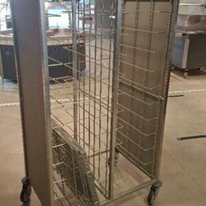 Chariot à échelles pour plateaux en inox et parois en bois. Dim : 175 x 90 x 55 cm. 4 unités. Vendu à l'unité avec faculté de réunion.