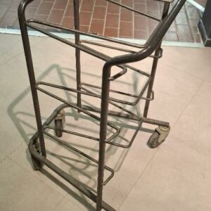 Chariot porte plateaux en acier. Dim : 92 × 56 x 60 cm. 3 unités. Vendu à l'unité avec faculté de réunion.