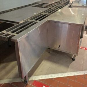 Meuble de caisse en inox avec rail porte plateaux. 92 x 300 x 112 cm. 3 unités. Vendu à l'unité avec faculté de réunion.
