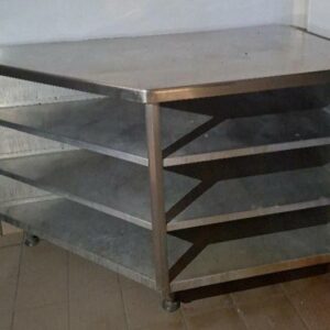Etagère d'angle en inox alimentaire à 4 niveaux. Dim : 90 x 150 x 76 cm
