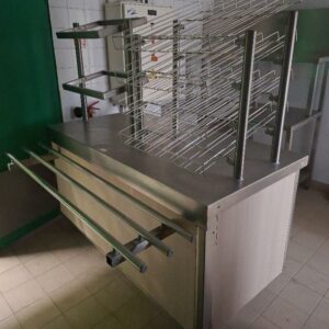 Meuble présentoir à verres et couverts sur roulettes en inox alimentaire avec rails à plateaux. Dim : 173 x 158 x 113 cm
