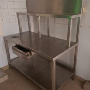Table de travail en inox alimentaire avec étagère en partie haute et 1 tiroir en ceinture. 176 x 140 x 75 cm