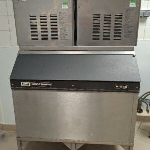 Machine à glaçon double de marque Scotsman modèle MF26 avec bac de stockage modèle B-550. 167 x 113 x 80 cm. On y joint son adoucisseur d'eau de marque Brita. (usures)
