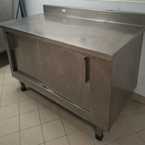Placard adossé ouvrant à 2 portes coulissantes en inox (intérieur en acier). 100 x 138 x 75 cm
