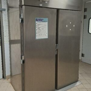 Armoire à chariot double porte réfrigérée positive de marque Desmon. 228 x 172 x 96 cm. 
(les portes de la pièce font 90 cm)