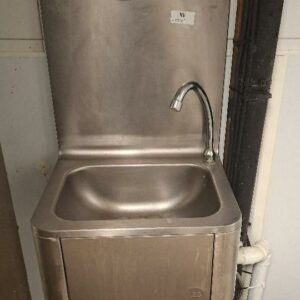 Lave main à déclenchement au genou en inox alimentaire. Dim. 60 x 40 x 34 cm