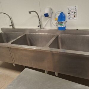 Plonge adossée 3 bacs en inox alimentaire. Dim : 102 x 260 x 76 cm