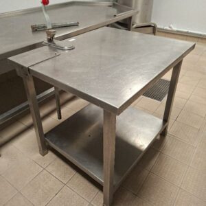 Table de préparation en inox alimentaire, avec ouvre boîte. Dim : 77 x 90 x 75 cm. (plateau à refixer)