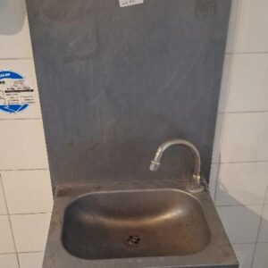 Lave main à déclenchement au genou en inox. Dim : 78 x 42 x 34 cm.