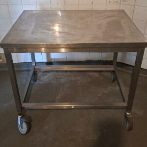Table de préparation sur roulettes en inox alimentaire. 85 x 100 x 70 cm. (1 roue à refixer)