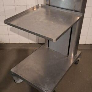 Chariot à plateaux à niveau constant en inox alimentaire. Dim : 98 x 53 x 76 cm. 2 unités. Vendu à l'unité avec faculté de réunion.