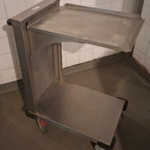 Chariot à plateaux à niveau constant en inox alimentaire de marque Electrolux, modèle Tray Dispenser. Dim : 90 x 40 x 66 cm.