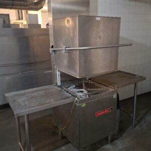 Lave-vaisselle professionnel, de marque Comenda, modèle R900C. Dim : 230 x 195 x 91 cm.