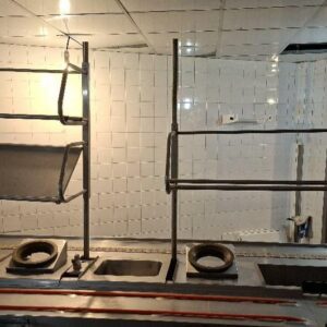 2 étagères égouttoirs en inox alimentaire. Dim : 235 x 113 x 58 cm. et Dim : 235 x 165 x 55 cm.