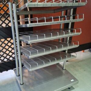 Présentoir à verres, de marque HMI Thirode, en inox alimentaire. Dim : 150 x 90 x 80 cm.