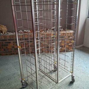 Chariot à plateaux en inox alimentaire (pour 24 plateaux) Dim : 175 x 55 x 90 cm.