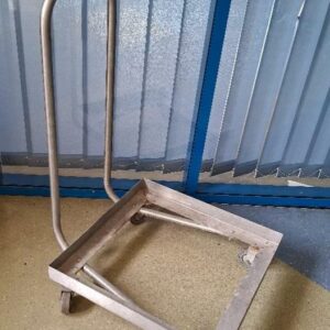Chariot à paniers en inox alimentaire. Dim : 85 x 53 x 60 cm.