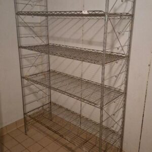 Rayonnage de marque Metro en acier. Dim : 186 x 121 x 46 cm. (usures). -1 réserve cuisine