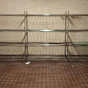 7,5 mètres linéaires de rayonnages en acier. Hauteur 183 cm. Profondeur 55 cm. (-1 réserve épicerie)