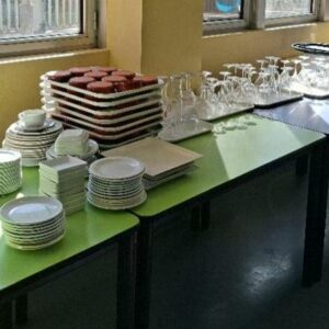 Lot de vaisselle dépareillée dont assiettes, coupelles, tasses, verres, salières-poivrières. (voir détails sur photos)