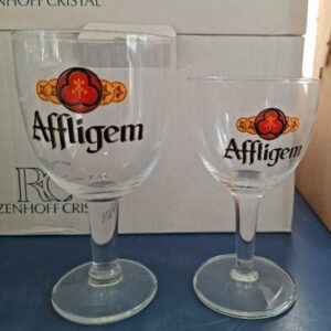 4 cartons de 6 verres à bière Affligem, dont 3 cartons de pintes (50 cl) et 1 carton de demis (25 cl)