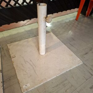 Pied de parasol en acier laqué blanc. Dim : 62 x 62 cm. 5 unités dont 1 sans molette. Vendu à l'unité avec faculté de réunion.