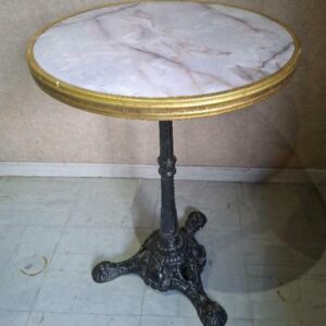 Table de bistrot style Belle Epoque, plateau rond en bois à motif effet marbre cerclé de laiton, piétement en fonte. Dim : 73 x 51 cm. 8 unités. Vendu à l'unité avec faculté de réunion.